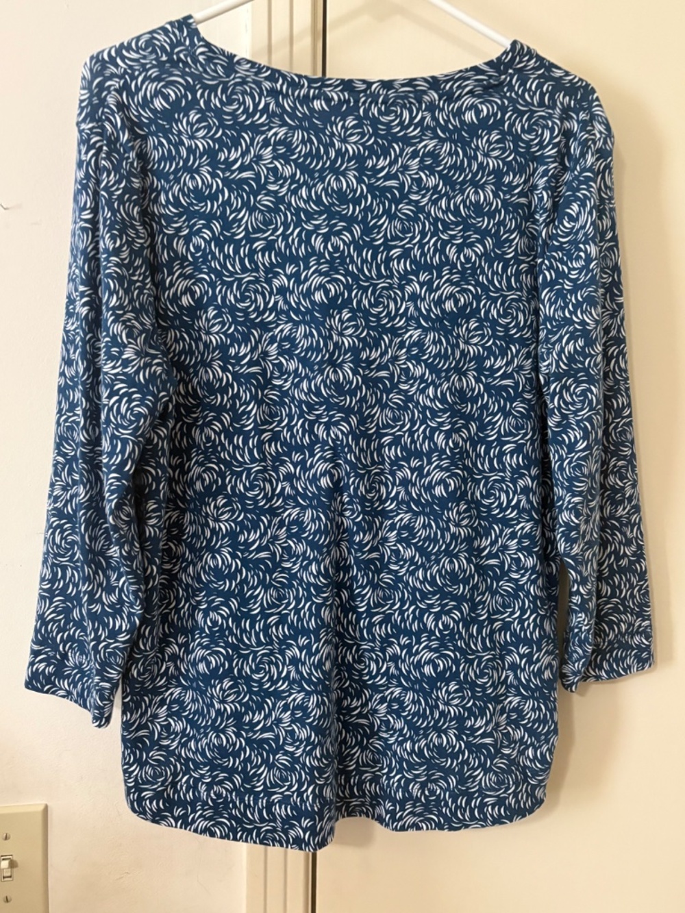Chico's Navy Blue & White Swirl Print tee top with three-quarter 3/4 sleeve Sz 2 - Picture 3 of 5